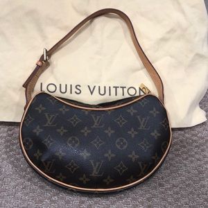 100% authentic Louis Vuitton kidney shaped bag.